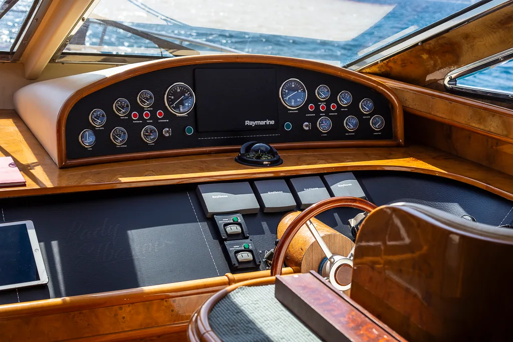 Cockpit helm of Lady Elbaum with Raymarine instruments