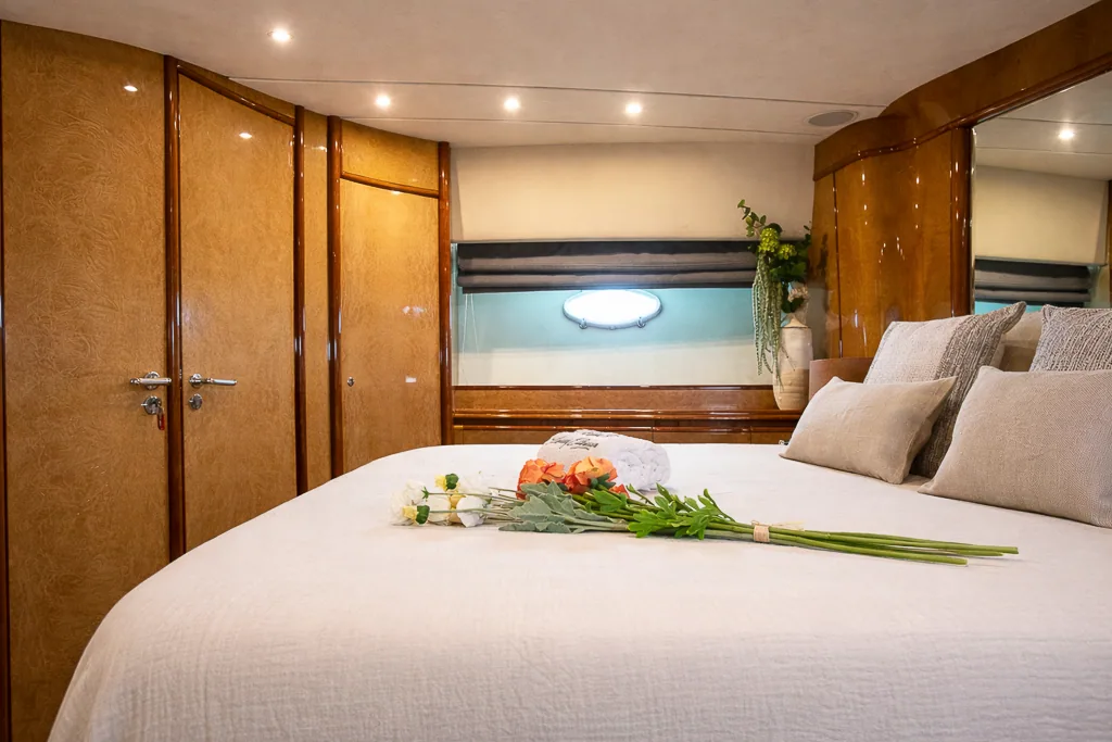 Master cabin of Lady Elbaum with fresh flowers, Mallorca yacht charter