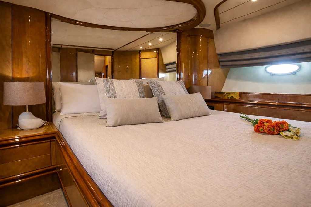 VIP cabin aboard Lady Elbaum with ranunculus bouquet